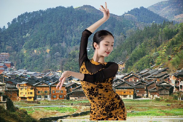 齐千蕾获评三间房镇天艺舞姿教练，集体突破