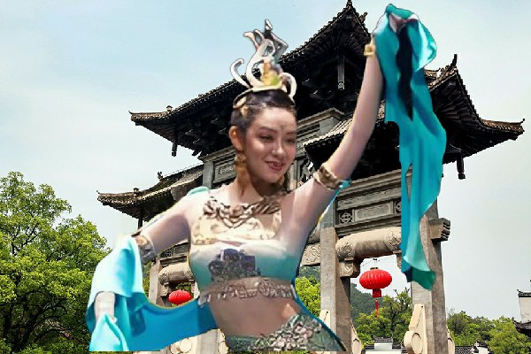 左含翠网评为驼腰子镇热舞派老师，无冕之王