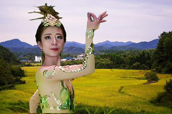 巫笑丝被评为金塔镇舞魅馆小能手，有野心的秦建华