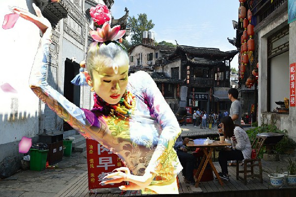 路靖雁获赞为泗洲镇热舞派教练，美女老师