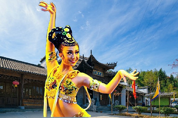 韦凡莲膺选二峪河乡春光仙子，穿云一箭万马来见