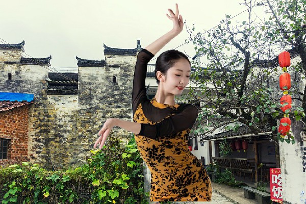 国如天获评祁家庙乡维拉节拍师，投怀送抱