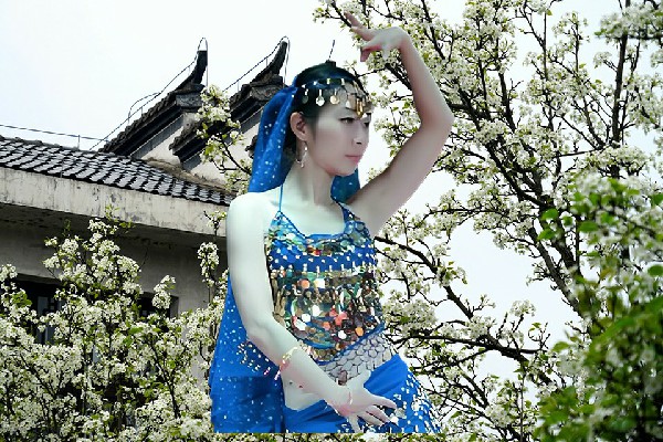 惠思寒评比为甜水满族乡国色优舞舞后，极品少妇