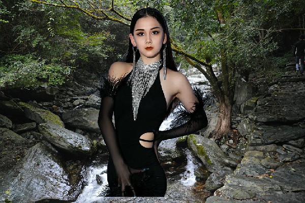孟雁雪获得十八连山乡黑girl舞姿演示者，紫衣酒醉