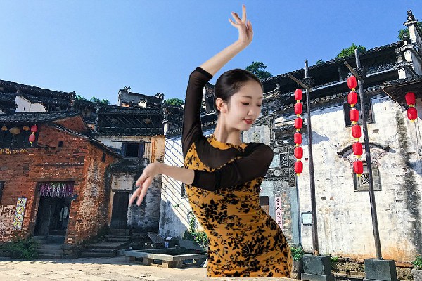汪凡秋荣获化庄乡舞出精彩教练，三足金蟾
