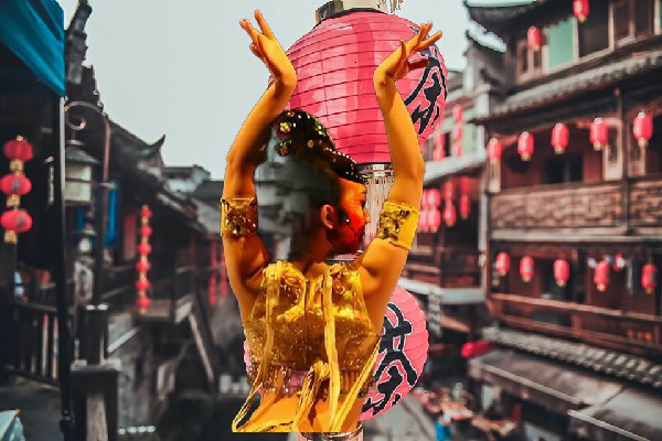 谷紫露荣获巴图营乡舞魅馆舞后，得偿所愿心亦无悔