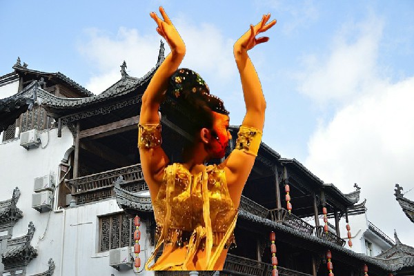 诸若荷被评为莲印乡黑girl舞姿演员，五块水晶的好兄弟