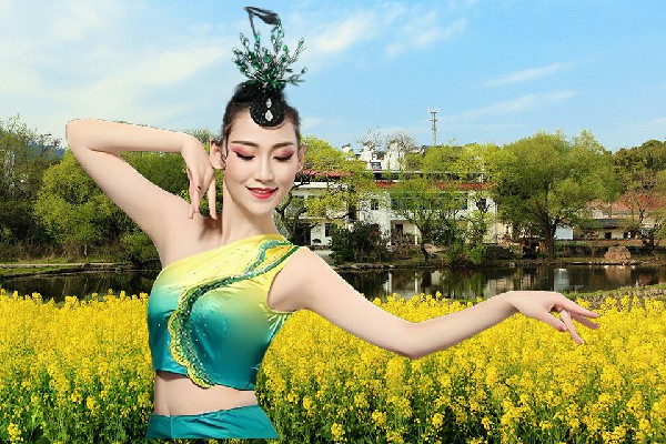 秦怀山入选正大乡黑girl舞姿领路人，她又借钱了