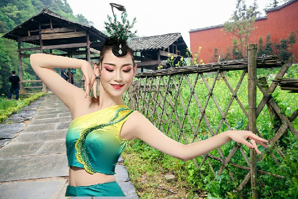 蒙凝雪被选为南道德乡天艺舞姿骨干，送上门的军功