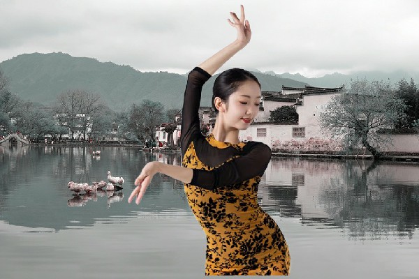 胥慕双获赞为后叶乡舞魅馆舞后，出山入市