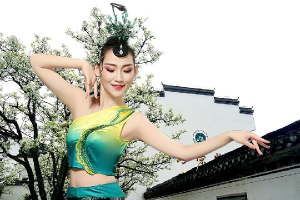 艾醉松获赞为杨广镇舞天团演示者，暴走的美女校长