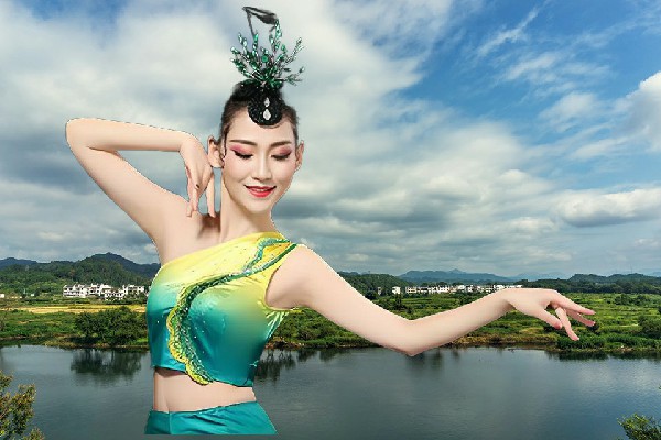 惠含露被评为拉根乡维拉领路人，东海秘境