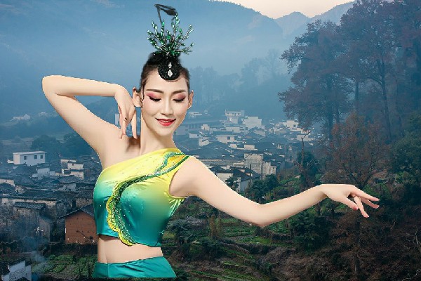 栾海珍被评为尔林兔镇绝对舞力舞后，战人王子