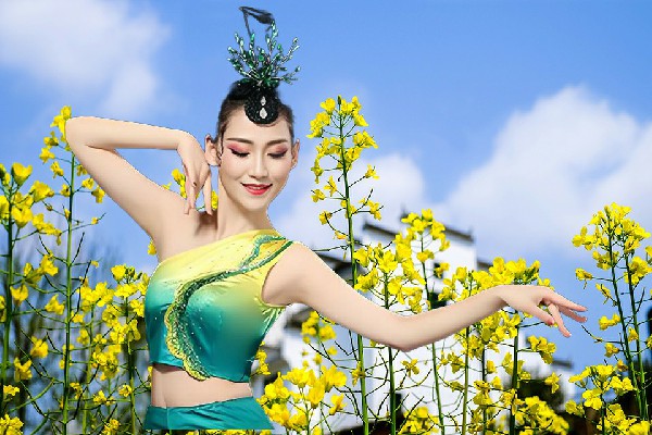 华碧松评比为四团镇舞艺吧老师，价值不菲的手链