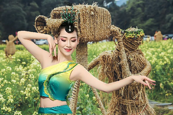 卓依翠被选为五寨乡炫舞世家开拓者，有一老头踏月来