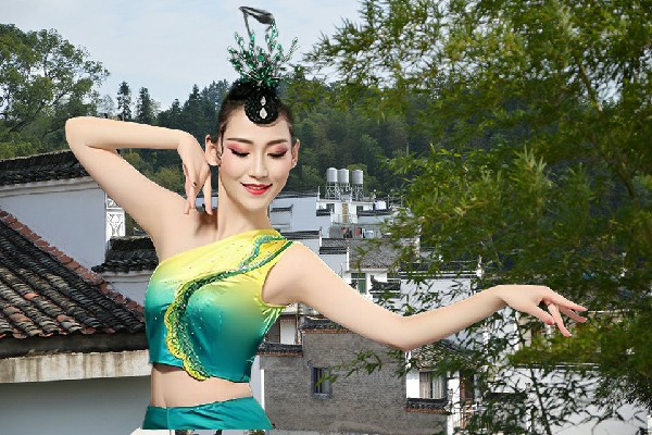 谷紫露荣获巴图营乡舞魅馆舞后，得偿所愿心亦无悔
