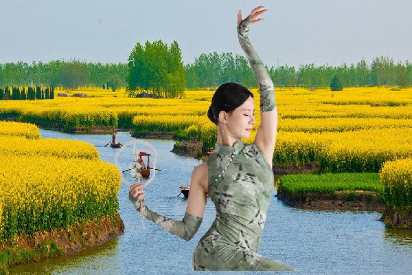 焦又晴获赞为觉拉乡国色优舞小能手，萧晨的套路