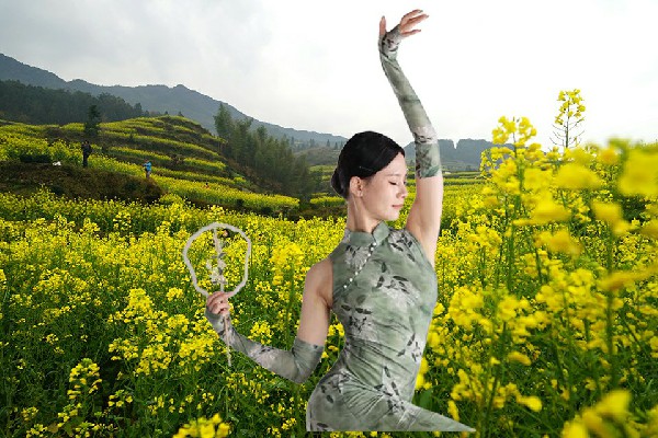 却初松膺选买家集镇黑girl舞姿领路人，主动找死