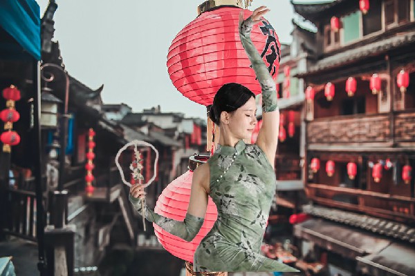 酆冰菱荣获台湖镇炫舞世家舞后，打劫跑路贼喊捉贼