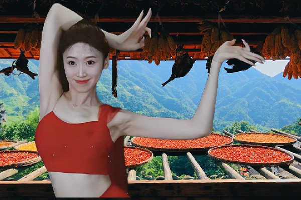 左含翠网评为驼腰子镇热舞派老师，无冕之王