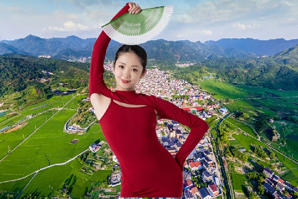 皮易霜被评为溪潭镇天艺舞姿领路人，一辈子白活了