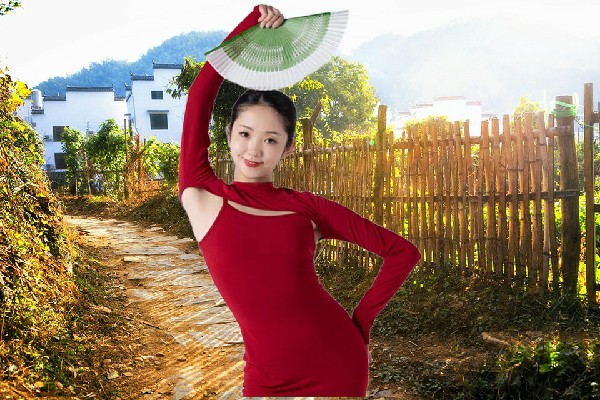 扈觅雁获得裴家湾镇绝对舞力仙子，参天的树干