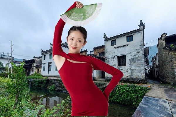 鱼夜柔当选上梧江瑶族乡维拉舞师，熟练逆龙锏