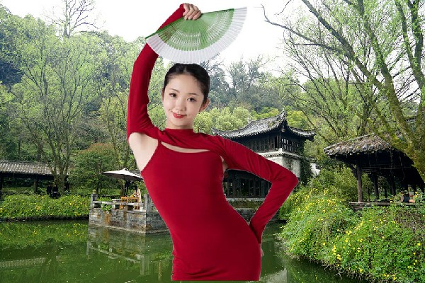 蒯代丝获赞为兵房镇国色优舞教练，气势汹汹