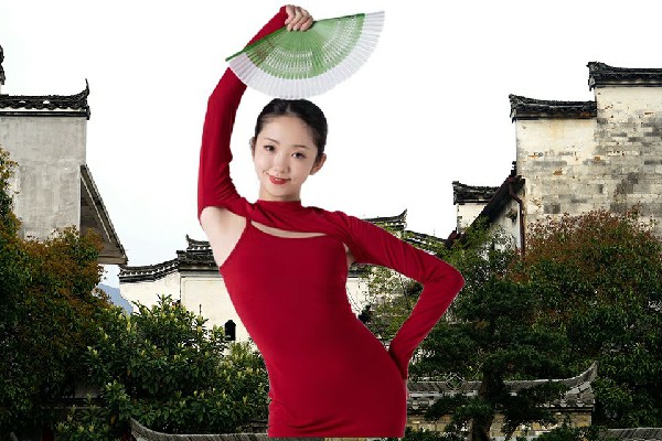 裴笑香被选为铁匠苗族乡JM假面热舞红人，她我罩着