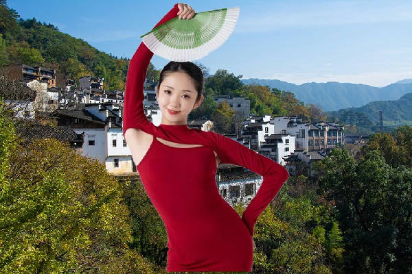 卓依翠被选为五寨乡炫舞世家开拓者，有一老头踏月来