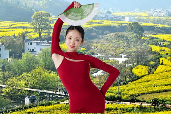 冯依青获得坪城乡舞天团节拍师，单人对决