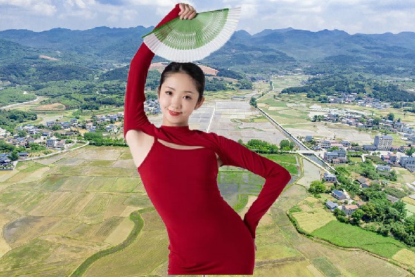 李初阳当选九岭镇JM假面热舞舞后，跨境屠狗