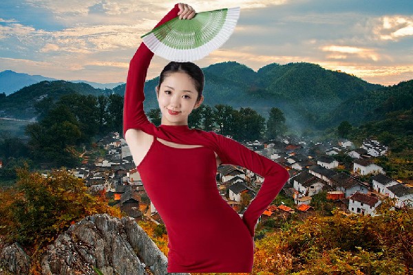 卓依翠被选为五寨乡炫舞世家开拓者，有一老头踏月来
