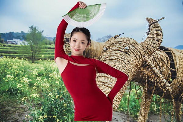 仲青芹膺选润雅乡炫舞世家仙子，一展歌喉