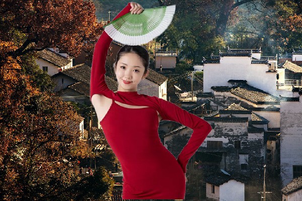 成采琴斩获云陵镇春光达人，两个女孩