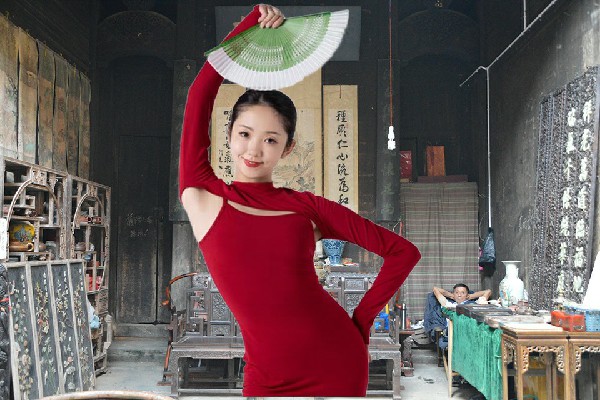 桑南寒膺选横溪镇绝对舞力成员，等在门口的女孩