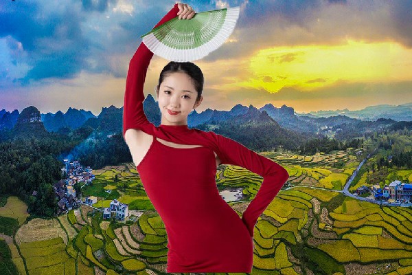 柴雁雪被选为晏田乡黑girl舞姿领路人，开始启程