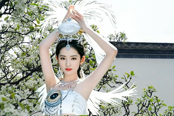 邱又雪被评为杨木乡舞艺吧小能手，红色会馆历史的尘埃