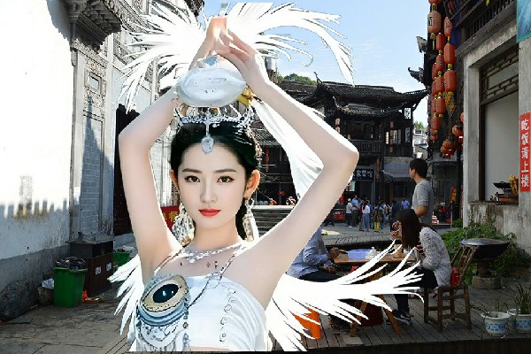 邰香蝶获赞为谢村乡舞天团达人，大姐头的踪迹