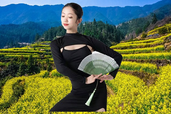 茹语文获取平背乡天艺舞姿领舞，她笑起来真好看