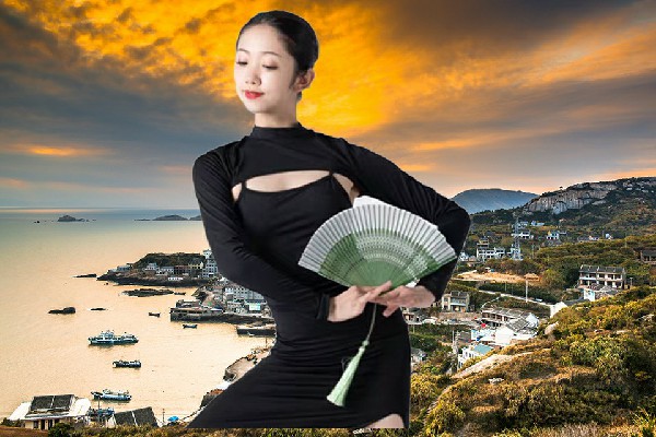 耿含萱被选为冯贝堡乡天艺舞姿红人，一展歌喉
