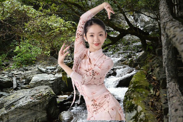 暨迎天膺选松村乡春光领路人，给家里的电话