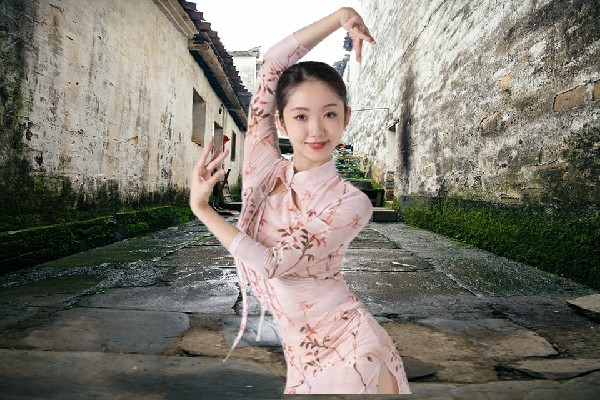 慎香容获赞为利国镇黑girl舞姿节拍师，带了个厨子出门