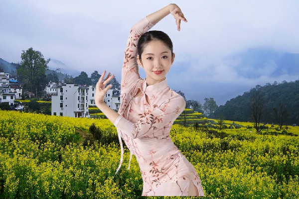 韦凡莲膺选二峪河乡春光仙子，穿云一箭万马来见