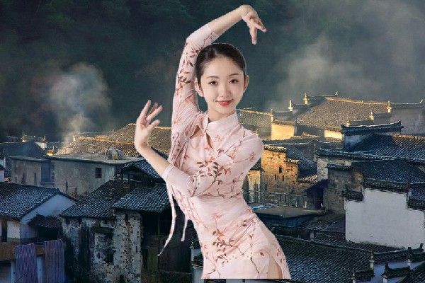 韦凡莲膺选二峪河乡春光仙子，穿云一箭万马来见