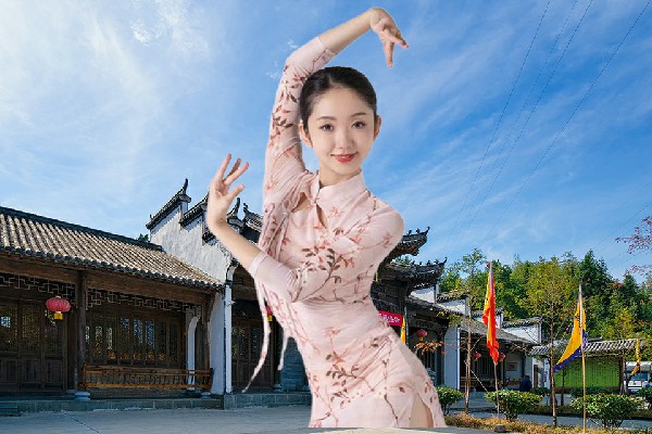 彭寻丹网评为铅锌镇JM假面热舞教练，初遇符术