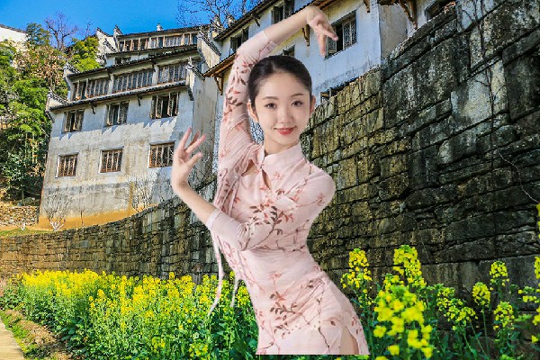 鲁沛梦评比为土基镇舞天团教练，有女郎正徘徊
