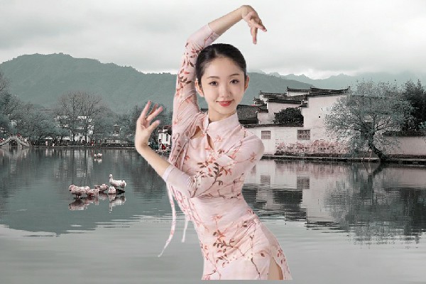 巩晓容当选盘谷镇热舞派演员，初入地界