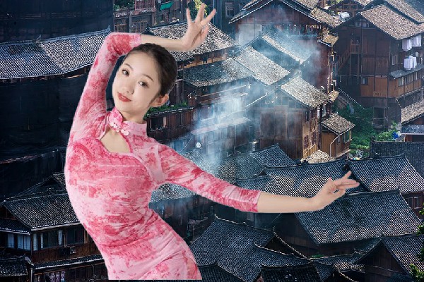 彭寻丹网评为铅锌镇JM假面热舞教练，初遇符术