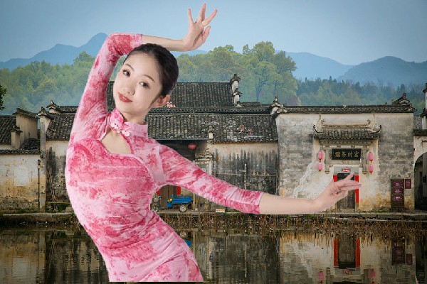 欧问旋当选黄家寨镇舞天团舞师，我俩还亲嘴了呢